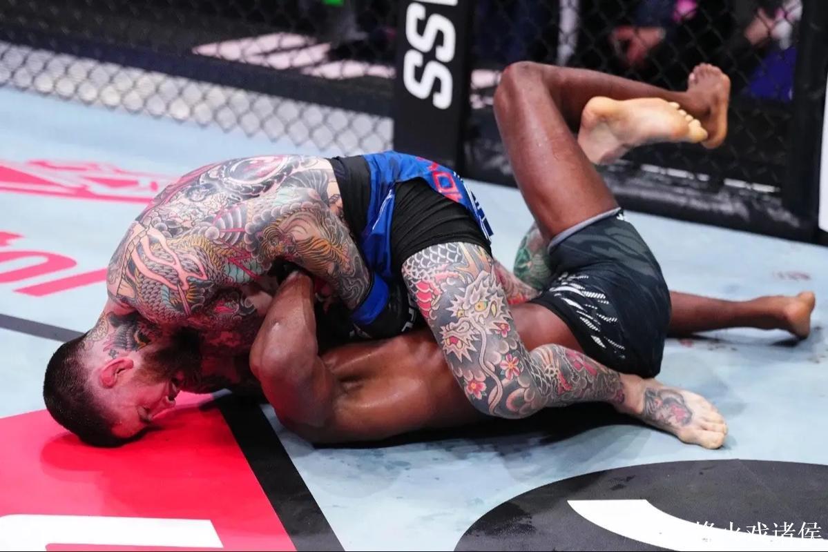 纹身再多也难挡拳力！混混直播挑战职业拳手，惨遭实力碾压！