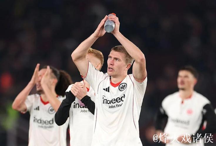 法兰克福后卫：巴萨的打法极具冒险精神，让人印象深刻